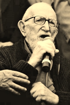 L'abbé Pierre, grand activiste social, et fondateur du mouvement Emamüs.
